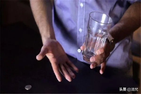 魔术教学超简单的硬币穿玻璃杯？