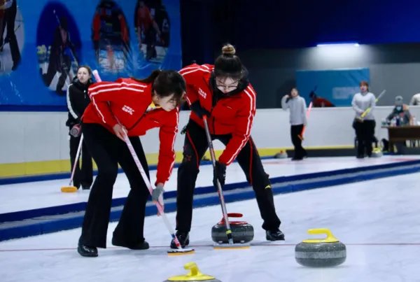 在冰壶比赛中,运动员为什么要一直擦地?这样做的目的是什么?