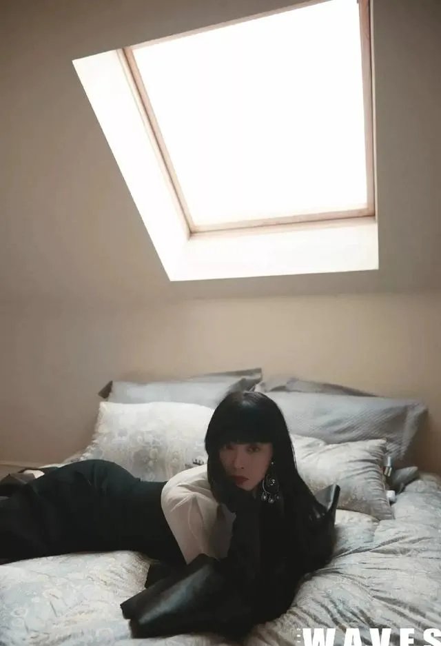 太像了，蒋欣最近封面照酷似范冰冰，大家觉得可以替代范冰冰吗？