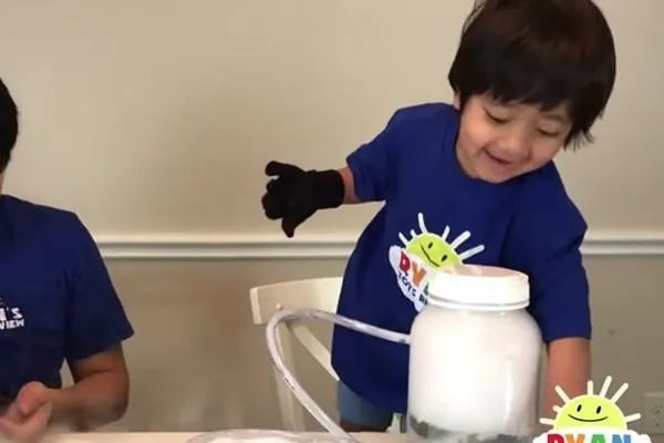 美国8岁男孩在YouTube发视频年入1.8亿，他是怎么做到的？