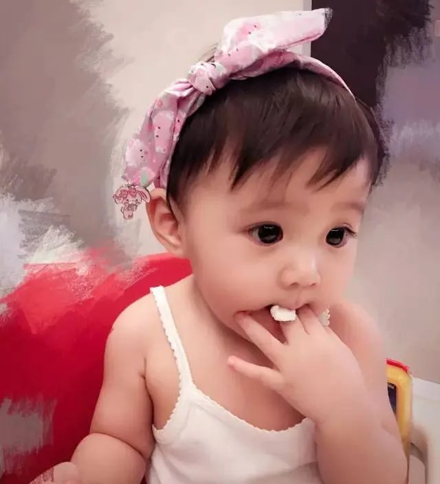 贾静雯女儿1岁玩直播，自带美瞳、长睫毛的她现在比妈妈还漂亮！
