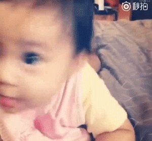 贾静雯女儿1岁玩直播，自带美瞳、长睫毛的她现在比妈妈还漂亮！