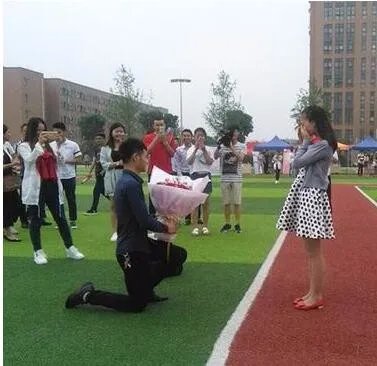 大学生霸气求婚是怎么回事？