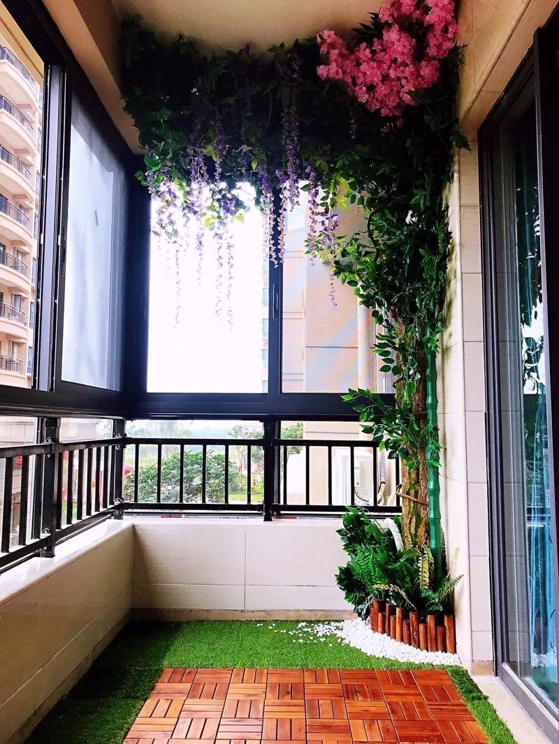 阳台管道太碍眼，下面的美化你喜欢哪种做法呢？