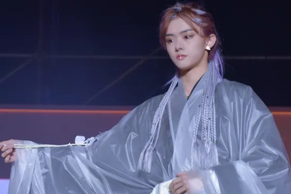 杭州西湖国风节演员掉下舞台后有受伤吗?