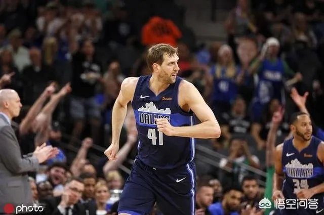 马刺对阵独行侠,诺维斯基最后一攻,波波维奇大喊防守球员闪开,不要协防,如何评价?