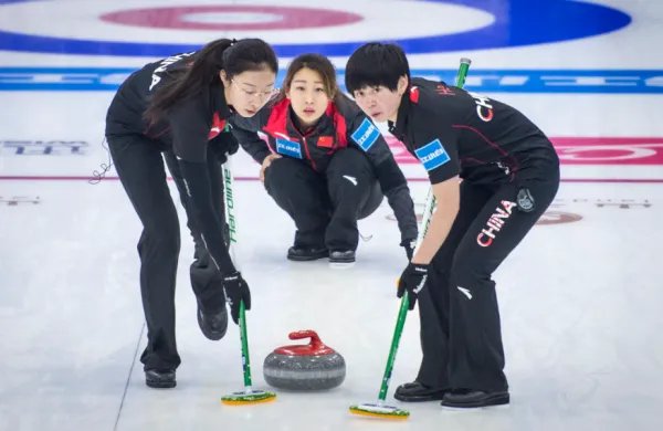 在冰壶比赛中，运动员为什么要一直擦地？这样做的目的是什么？