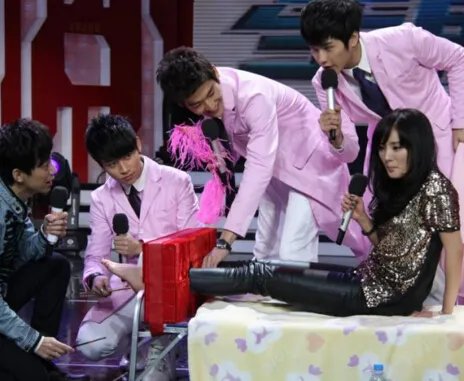 【图】杨幂被挠脚心图被扒 《给力星期天》为你揭秘