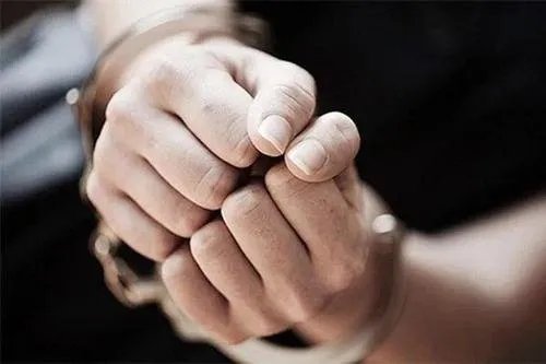 一17岁男孩在放学途中遭城管中队长当街殴打，该事件最终的处理结果如何？