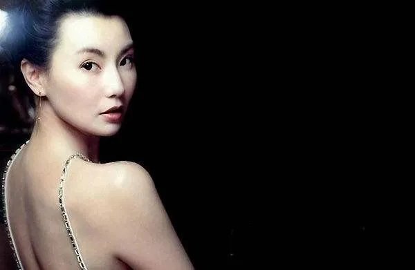 张曼玉见到张国荣旧照陷入沉思,她是不是张国荣曾经说的要娶的人?