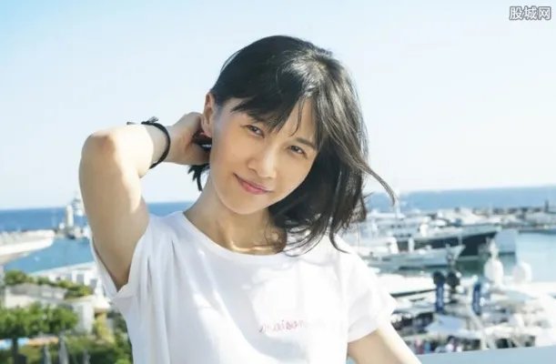 Papi酱个人资料学历曝光 美貌与才艺双兼得