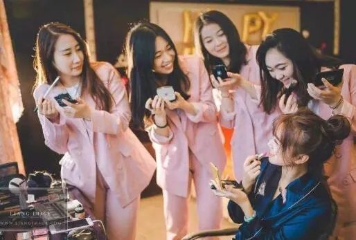 伴娘人数可以是3个吗 伴郎伴娘一般是几个人啊