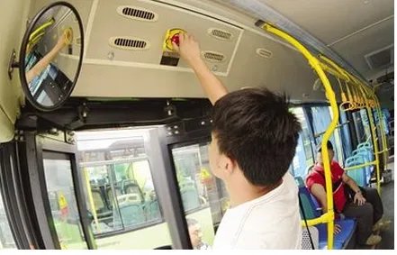 学生为什么砸12辆公交车？