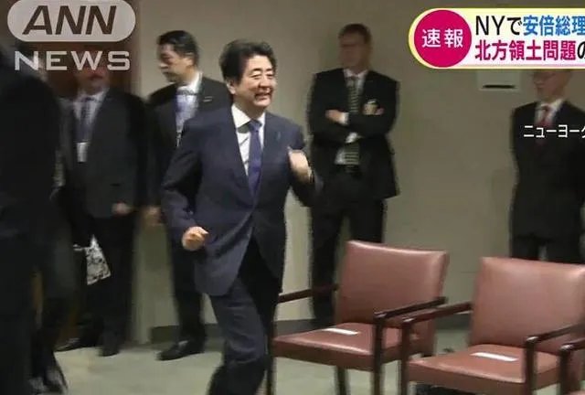 安倍见特朗普小跑