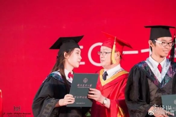 女大学生毕业典礼亲校长 网友：校长惊到穗都飞起！
