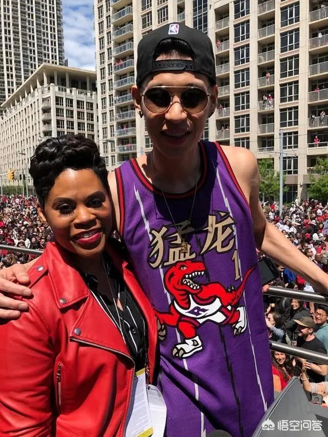 猛龙夺冠庆典,美女记者主动合影林书豪,后者双手的动作引球迷点赞,你怎么看?