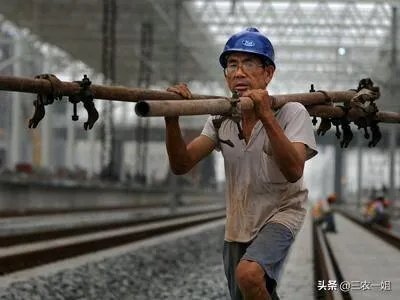 农村老人六十多岁了还在工地上打工正常吗？