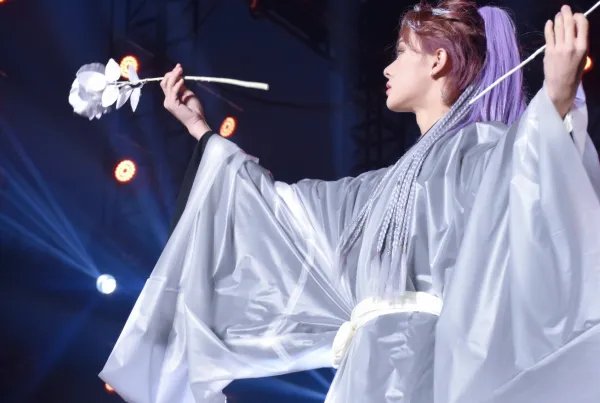 杭州西湖国风节演员掉下舞台后有受伤吗?