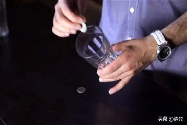 魔术教学超简单的硬币穿玻璃杯？