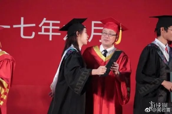 女大学生毕业典礼亲校长 网友：校长惊到穗都飞起！