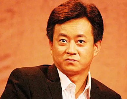 是否还记得央视主持人朱军?当初因“犯错误”离开央视,朱军现状如何?