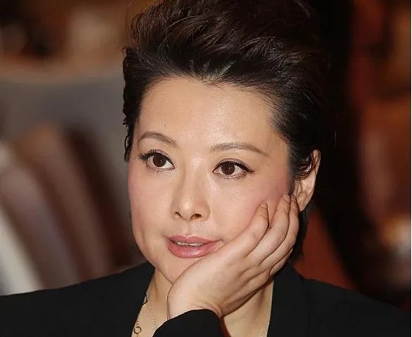 袁立领证了？她的第三任老公是何方神圣？