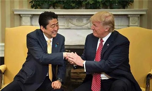 安倍见特朗普小跑
