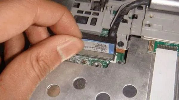 请问戴尔1420笔记本怎么拆开？