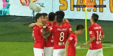 埃神破门国安球迷投掷杂物，黄博文拦下水瓶后十分生气，你如何评价？