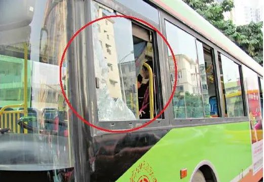 学生为什么砸12辆公交车？