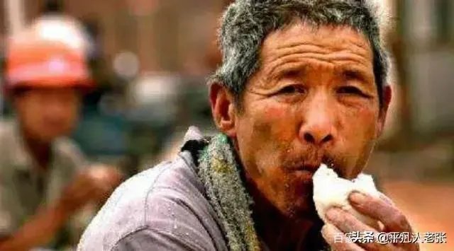 农村老人六十多岁了还在工地上打工正常吗？