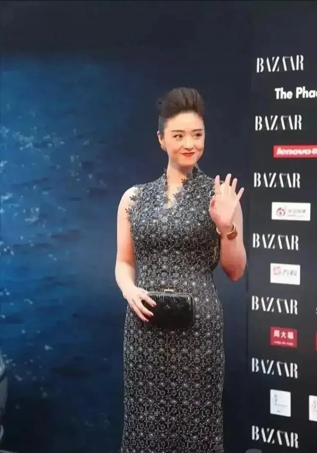 太像了，蒋欣最近封面照酷似范冰冰，大家觉得可以替代范冰冰吗？