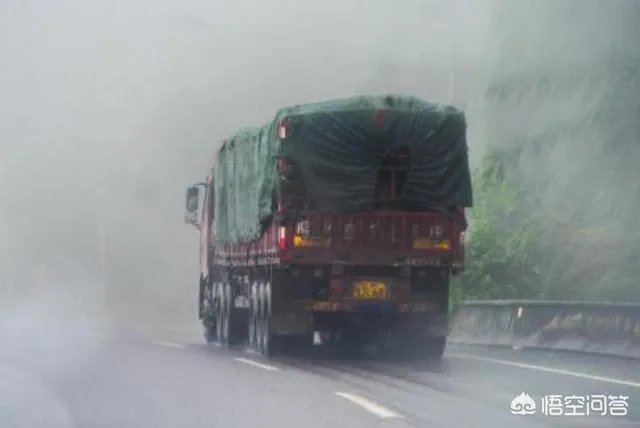 河北司机携妻儿登门感谢河南大叔称是他救了我的命，你怎么看？