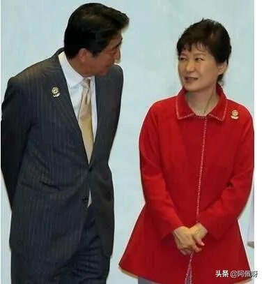 现在韩国倍受日本打压和制裁，这是文在寅的错，还是朴槿惠的错？