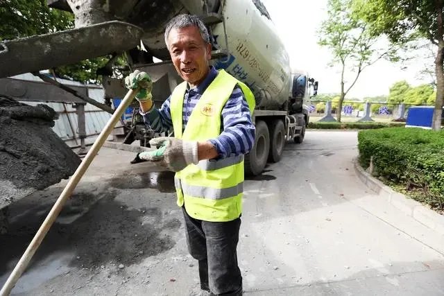 农村老人六十多岁了还在工地上打工正常吗？