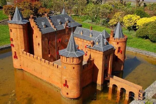 云南63个袖珍人在景区表演谋生，竟成现实版小人国？