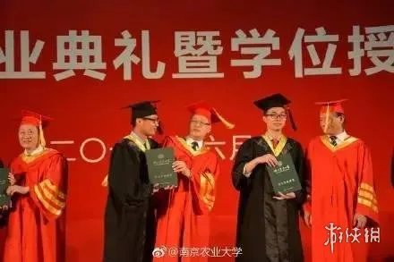 女大学生毕业典礼亲校长 网友：校长惊到穗都飞起！