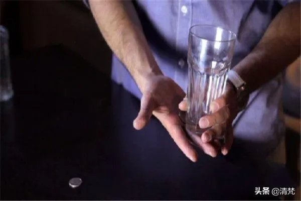魔术教学超简单的硬币穿玻璃杯？