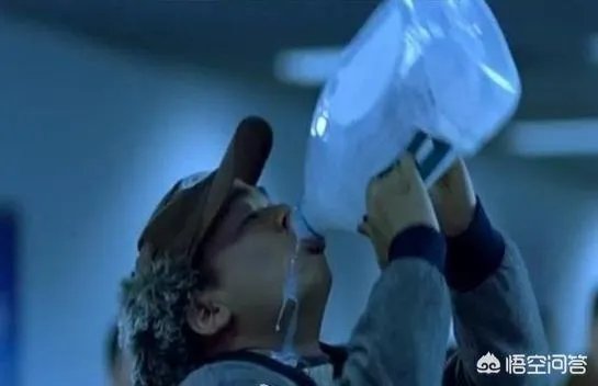 带5斤米酒上火车遭拒，大妈当场豪饮半桶，划算吗？