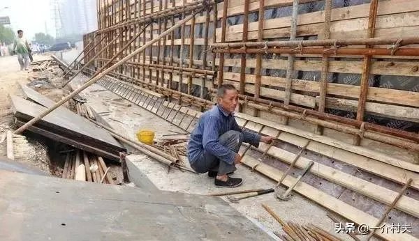 农村老人六十多岁了还在工地上打工正常吗？