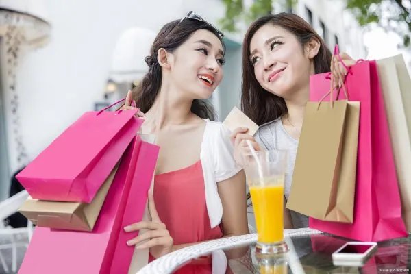 除了悬挂横幅派发宣传单和优惠券，美甲店开业促销的活动还有哪些?