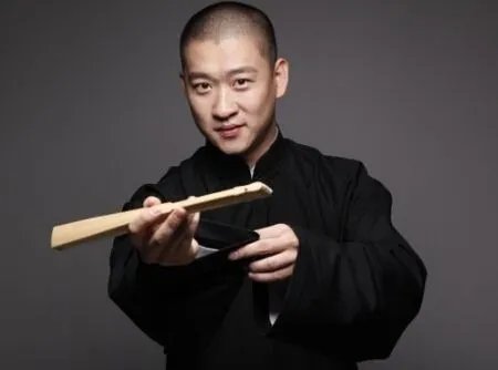 曹云金打人受伤 碎酒瓶举椅子当街互斗