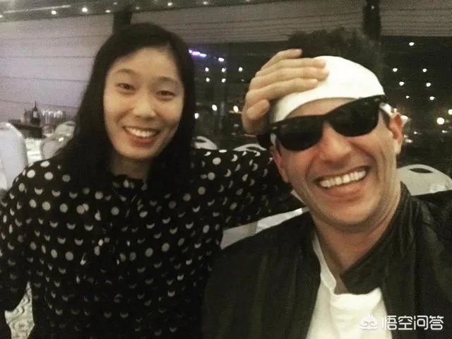 如何评价朱婷与人合影，一手遮住日本国旗？