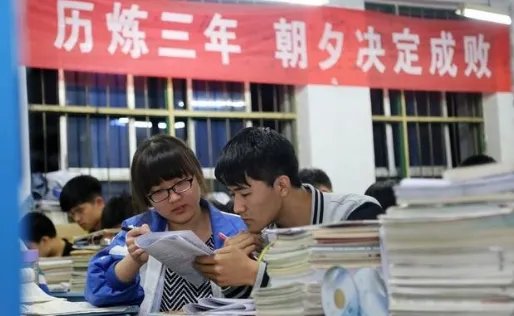 2022年高考首日，考生排队进入考场，考场的规则你了解吗？