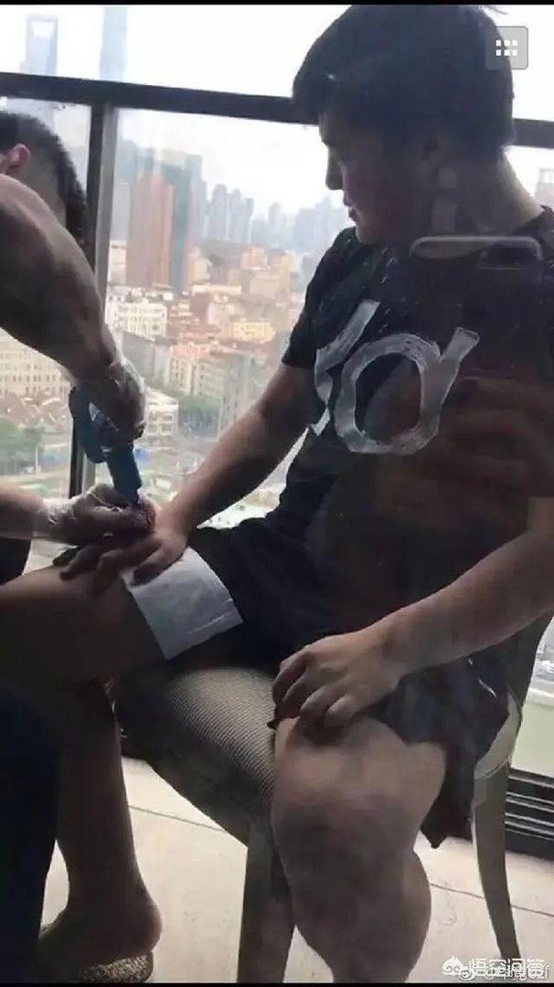 LPL夏季赛Uzi第一视角曝光，有人说：“一直这样操作，怪不得手伤这么严重”，你觉得如何？