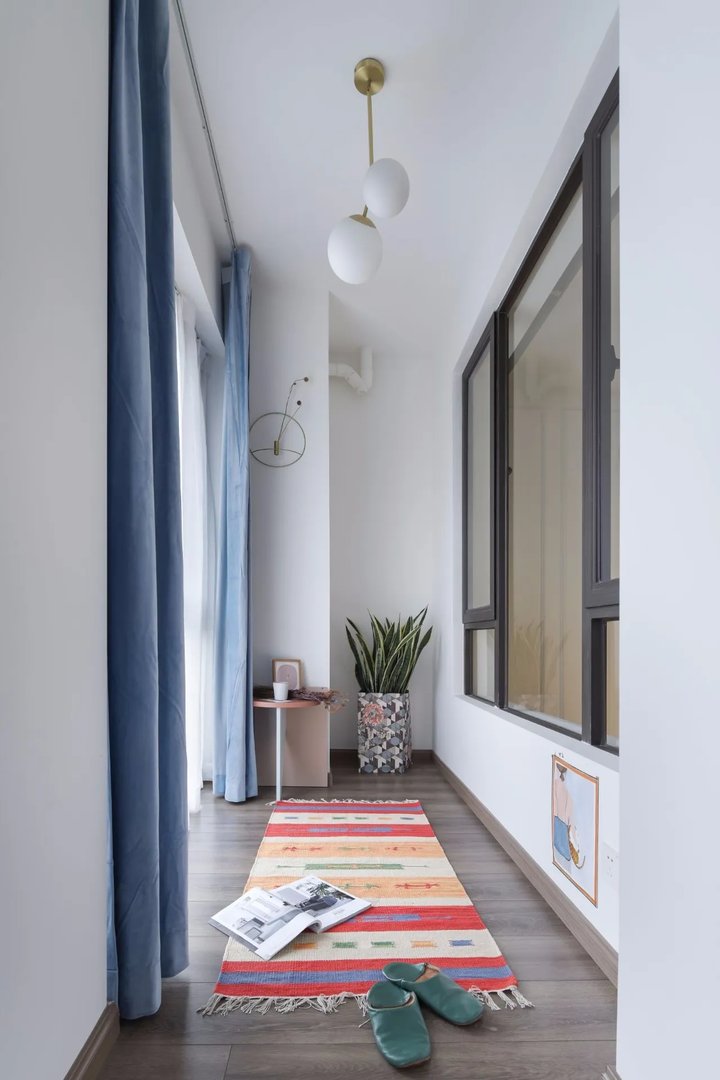 阳台管道太碍眼，下面的美化你喜欢哪种做法呢？