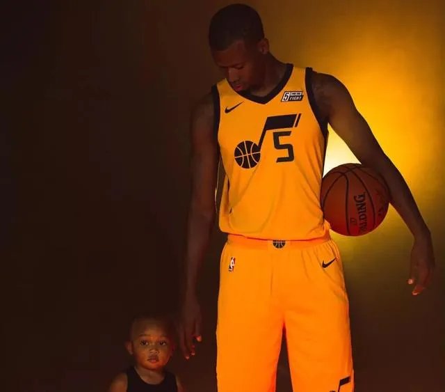 骑士4-0横扫猛龙,胡德第四节拒绝出场,18-19赛季胡德还能留在骑士吗?