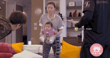 贾静雯女儿1岁玩直播，自带美瞳、长睫毛的她现在比妈妈还漂亮！