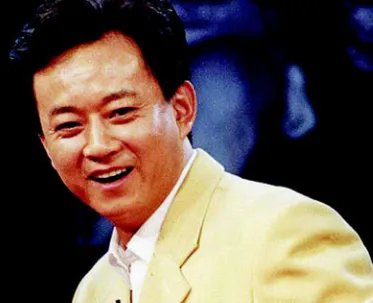 是否还记得央视主持人朱军?当初因“犯错误”离开央视,朱军现状如何?