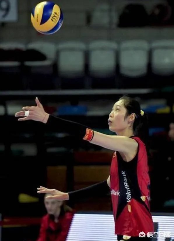 如何评价朱婷与人合影,一手遮住日本国旗?